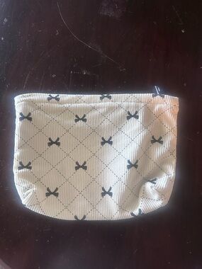 Ivory Canvas Bow Pattern Zipper Pouch